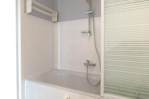 Un baño con bañera y ducha. en Studio au pied de la plage, vue mer Les Sables - 4 personnes, en Les Sables-dʼOlonne