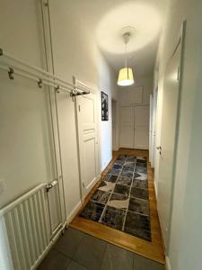 un corridoio vuoto con porta e pavimento piastrellato di Luxurios And Stunningly Beatiful a Göteborg