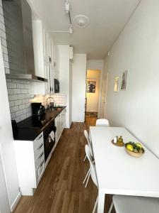una cucina con tavolo bianco e piano di lavoro bianco di Luxurios And Stunningly Beatiful a Göteborg