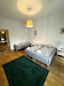 - 2 lits dans une chambre avec un tapis vert dans l'établissement Luxurios And Stunningly Beatiful, à Göteborg