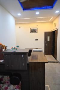 ein leeres Zimmer mit einer Theke und einer Tür in der Unterkunft Hotel The New Lake Palace in Bhopal