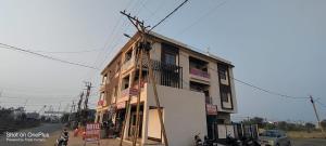 ein Gebäude an der Seite einer Straße mit Stromleitungen in der Unterkunft Hotel The New Lake Palace in Bhopal
