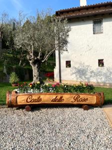 カスティリオーネ・デッレ・スティヴィエーレにあるB&B Corte delle Roseのワインだけを読む木の看板