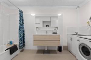 Il comprend une cuisine équipée d'un évier et d'un lave-linge. dans l'établissement Terrific & Tranquil! 1Bed/1Bath/Balcony~ Clayfield, à Brisbane