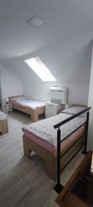 Zimmer mit 3 Betten in einem Zimmer in der Unterkunft Víkendový dom Hlboká in Dunajská Streda