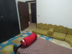 una camera con un letto e un divano sul pavimento di Furnished apartment for rent ad Amman