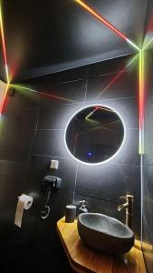 Ένα μπάνιο στο Luxueux appartement love avec Sauna