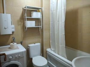 Un baño de HOHN 14 fotos más