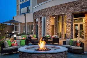 een vuurplaats midden op een patio bij Courtyard by Marriott Houston Northwest/Cypress in Cypress