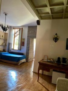 1 dormitorio con 1 cama y 1 mesa en una habitación en Stella De' Tolomei, en Ferrara
