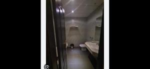 Castrillo de la GuareñaにあるHOTEL LA GUAREÑAの洗面台とトイレ付きのバスルームの写真2枚