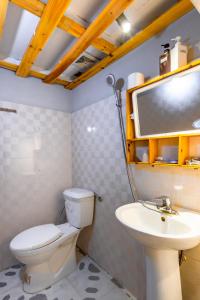 ein Bad mit einem WC und einem Waschbecken in der Unterkunft Gạo House & Coffee in Sa Pa