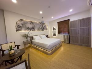 een slaapkamer met een bed en een tafel en een eetkamer bij AIRIE LIVING in Ho Chi Minh-stad