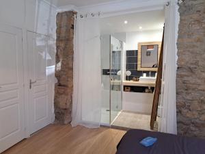 Fotografie z fotogalerie ubytování Chambre privée indépendante dans une maison v destinaci Néffiès