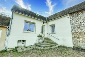 Casa blanca con escaleras y pared de piedra en Plénitude du Vexin - Grand jardin - 7 personnes en Chaumont-en-Vexin