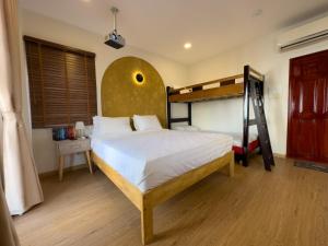 AIRIE LIVING في مدينة هوشي منه: غرفة نوم مع سرير وسرير بطابقين