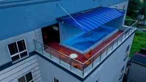 a building with a swimming pool on a balcony at LIMEWOOD HOTEL in Port Harcourt