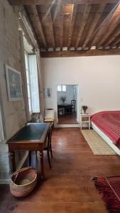 une chambre avec un lit et une table dans une pièce dans l'établissement Petit Palais: Palais des Papes, à Avignon 9 autres photos