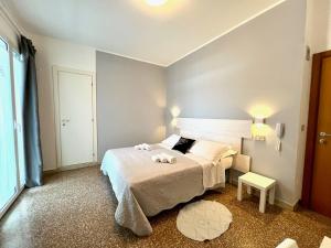 een slaapkamer met een bed met twee knuffels erop bij Hotel Morri - il BIBLIHOTEL in Riccione