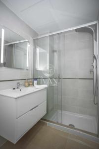 Un baño con ducha, lavabo y bañera. en Casa Bibi Ivan Luxury Homes 4ªPlta Sur 1ªLinea, en Oropesa del Mar