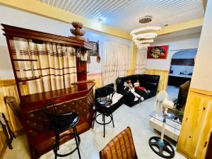 - un salon avec 2 personnes assises sur un canapé dans l'établissement Baguio Cozy Home, à Baguio