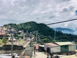 vista su una città con montagna di Baguio Cozy Home a Baguio
