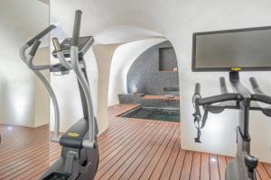 um ginásio com uma passadeira e uma televisão de ecrã plano em Beau Clocher em Saint-Tropez