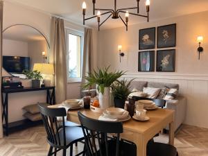 ein Wohnzimmer mit Tisch und Couch in der Unterkunft Apartament Czeremcha in Szczawnica