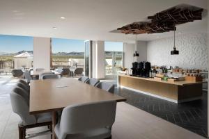 - une salle à manger avec une table et des chaises dans l'établissement TownePlace Suites by Marriott Marriott Barstow, à Barstow
