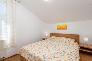 Posteľ alebo postele v izbe v ubytovaní Pool Suite Glavotok at Krk Island - Happy Rentals