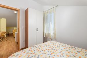 Posteľ alebo postele v izbe v ubytovaní Pool Suite Glavotok at Krk Island - Happy Rentals