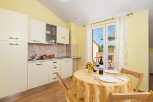 Kuchyňa alebo kuchynka v ubytovaní Pool Suite Glavotok at Krk Island - Happy Rentals
