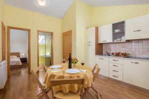 Kuchyňa alebo kuchynka v ubytovaní Pool Suite Glavotok at Krk Island - Happy Rentals