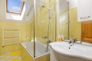 Kúpeľňa v ubytovaní Pool Suite Glavotok at Krk Island - Happy Rentals