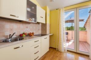 Kuchyňa alebo kuchynka v ubytovaní Pool Suite Glavotok at Krk Island - Happy Rentals