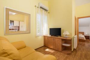 Televízia a/alebo spoločenská miestnosť v ubytovaní Pool Suite Glavotok at Krk Island - Happy Rentals