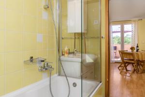 Kúpeľňa v ubytovaní Pool Suite Glavotok at Krk Island - Happy Rentals
