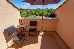Balkón alebo terasa v ubytovaní Pool Suite Glavotok at Krk Island - Happy Rentals