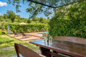 Bazén v ubytovaní Pool Suite Glavotok at Krk Island - Happy Rentals alebo v jeho blízkosti