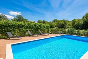 Bazén v ubytovaní Pool Suite Glavotok at Krk Island - Happy Rentals alebo v jeho blízkosti