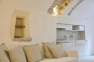 a living room with a couch and a kitchen at Axion Studios in Aroniadika