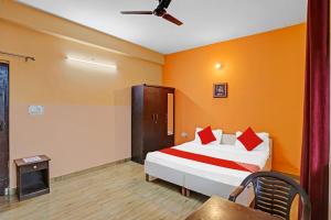 a bedroom with a bed with orange walls at Super OYO Himani Residency Near Pvr Ansal Plaza Greater Noida in Greater Noida