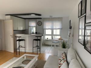 Dapur atau dapur kecil di moderne 2-Zimmer Wohnung in Rastatt