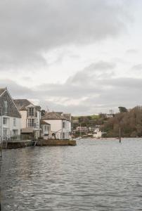 una vista de una masa de agua con casas en The King, en Fowey