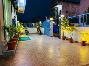 eine Terrasse mit Motorrollern, die nachts auf einer Veranda geparkt werden in der Unterkunft Hotel Mangalam in Siddharthanagar