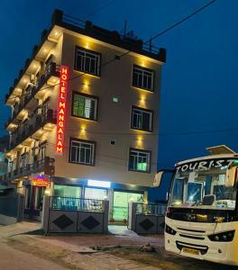 un camion-alimentari parcheggiato di fronte a un edificio di Hotel Mangalam a Bhairāhawā
