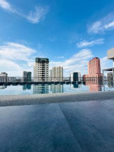 - une vue sur les toits de la ville depuis la piscine sur le toit dans l'établissement KLCC suites by Chambers, à Kuala Lumpur