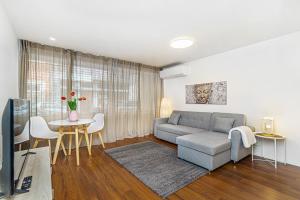 sala de estar con sofá y mesa en Bombarda Apartments VI by Innkeeper, en Oporto