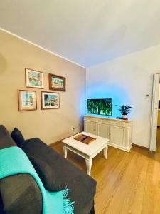 un soggiorno con un divano e un tavolo di Solaris Apartment with swimming pool a Lazise