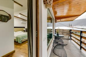 Zimmer mit Balkon, Bett und Schlafzimmer in der Unterkunft Isev Kvareli in Qwareli